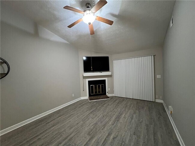 Foto del edificio - 5376 Cherry Wood Dr