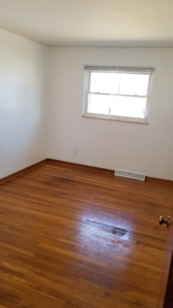Building Photo - 350 N Grener Ave