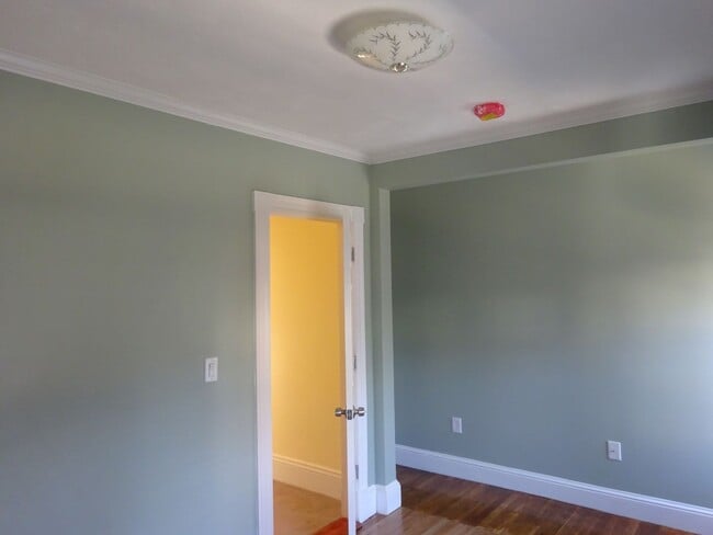 Building Photo - Pes Friendly, Large Unit, Laundry on a Site, Parking for Rent