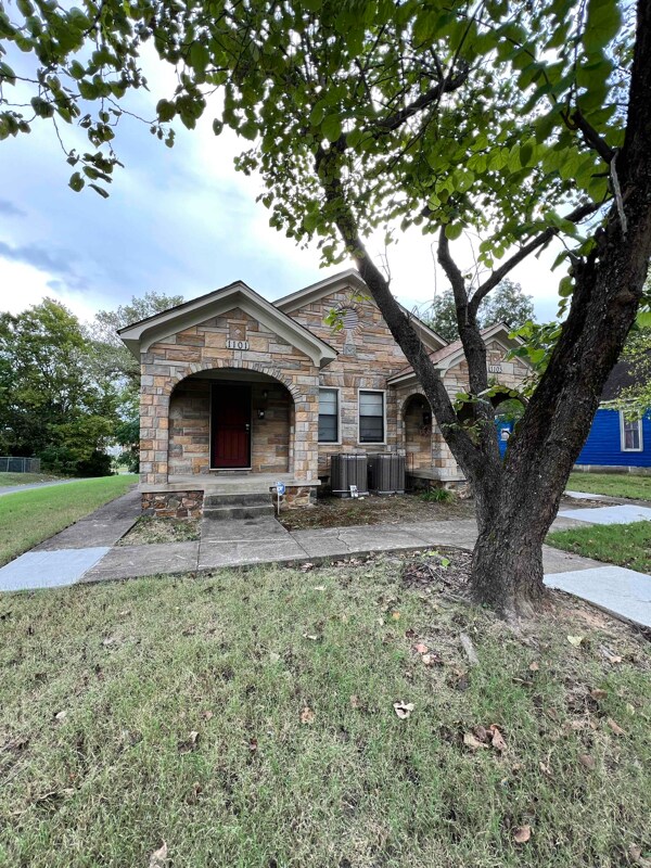 Primary Photo - 1101 College St
