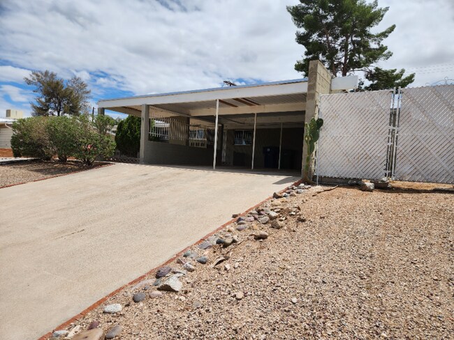 Foto del edificio - 6968 E Princeton Dr