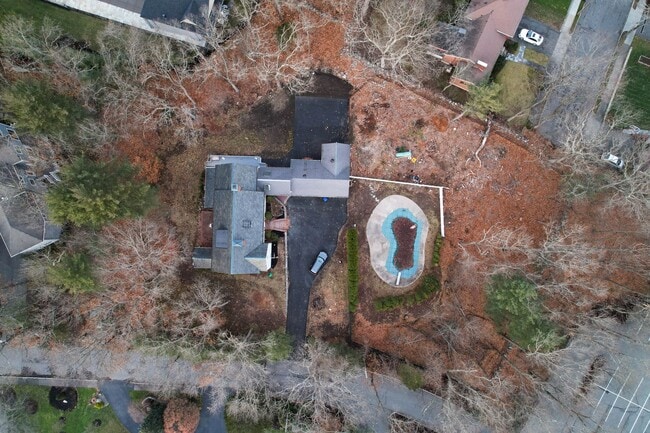 Building Photo - 8bed house un Newton