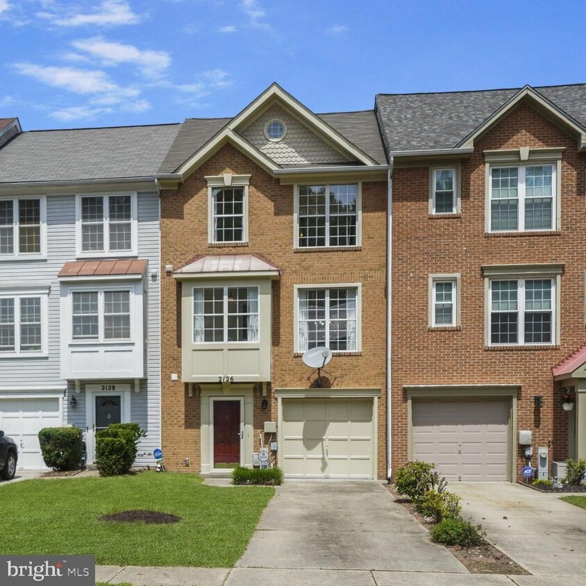 Primary Photo - Modern Three-Level Townhome in the Heart o...