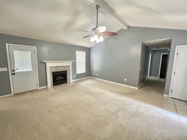 Building Photo - THREE BEDROOM TWO BATH WITH SPACIOUS FENCED BACKYARD.