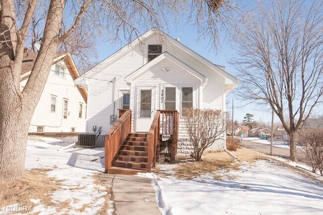 Building Photo - 2 br, 1 bath House - 3401 Irving Avenue N