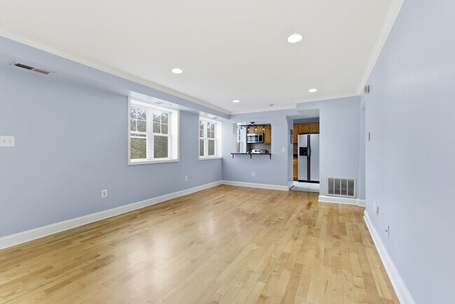 Foto del edificio - Lovely 2 BR/1 BA Condo in Washington Highl...
