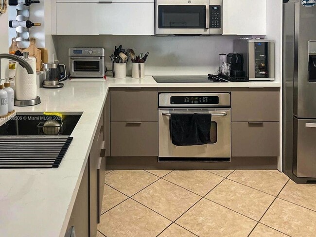 Foto del edificio - 3330 NE 190th St