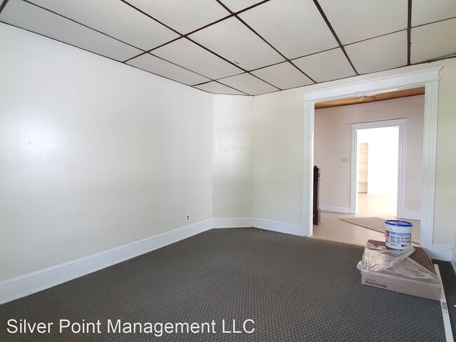 Building Photo - 3 br, 1 bath House - 320 E Commerce St