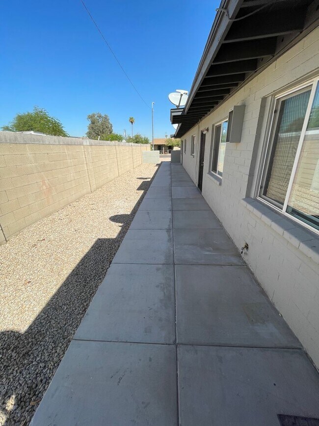 Building Photo - READY TO VIEW NOW! 2 Bedroom, 1 Bath Apart...
