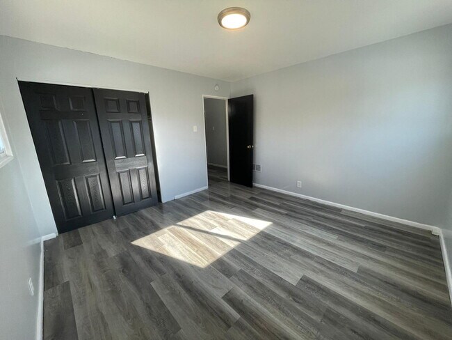 Foto del edificio - 3421 Elmhurst Dr