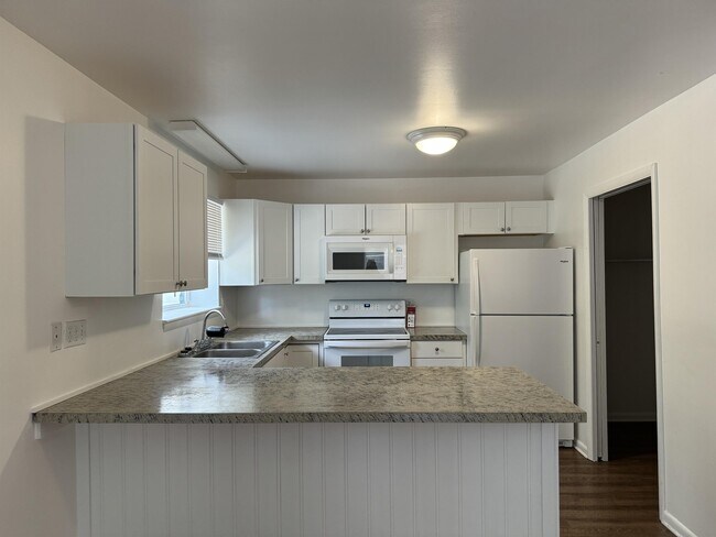 Building Photo - 1468 Rock Cliff Dr