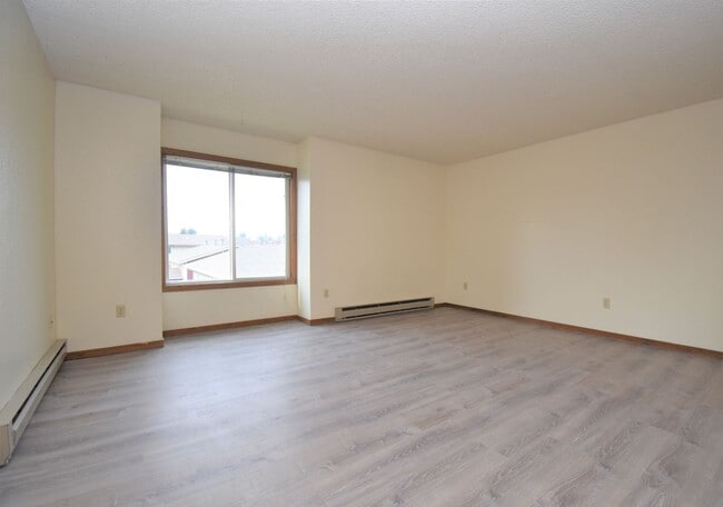 Building Photo - Top Floor Apartment! Convenient Location!