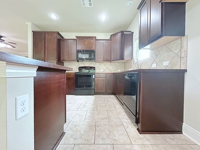 Foto del edificio - 4 Bedroom House In Ascension Parish with C...