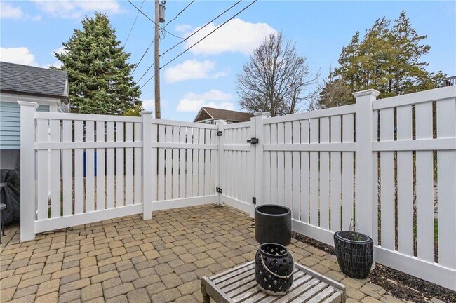 Foto del edificio - 11 Eustis Ave