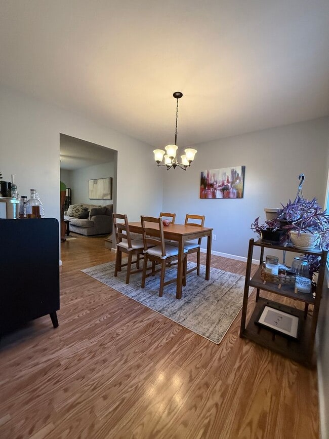 Building Photo - Beautiful 4 Bedroom Near Summit School! Avail January 2026,  Monthly rent $1,980; August 2026 $2,350