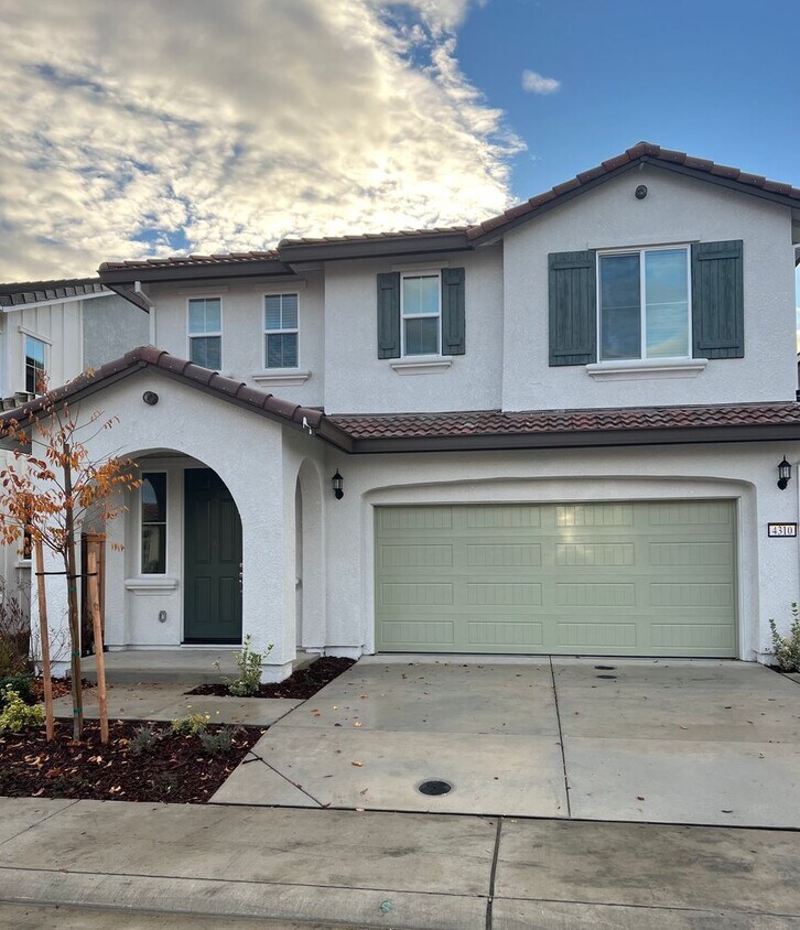 Foto principal - Newer 4 Bedroom Solar Home in Rocklin! Eas...