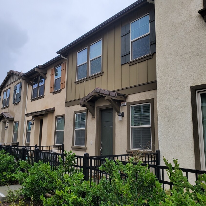 16502 Casa Grande Ave Unit 211, Fontana, CA 92336 Condo for Rent in