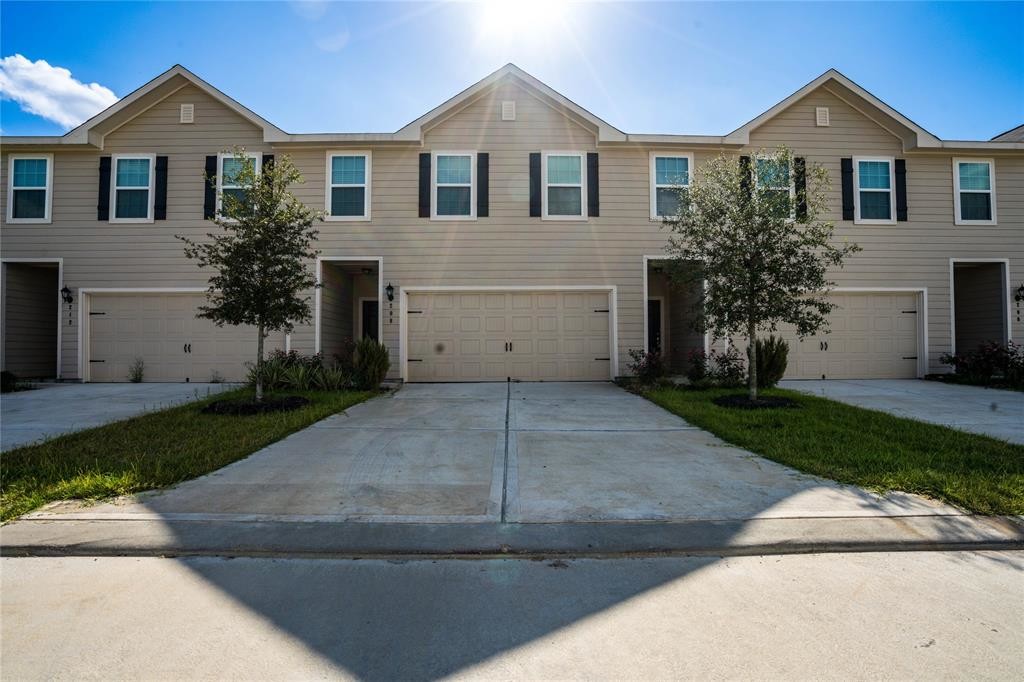 Primary Photo - 208 Autumn Berry lane Ln