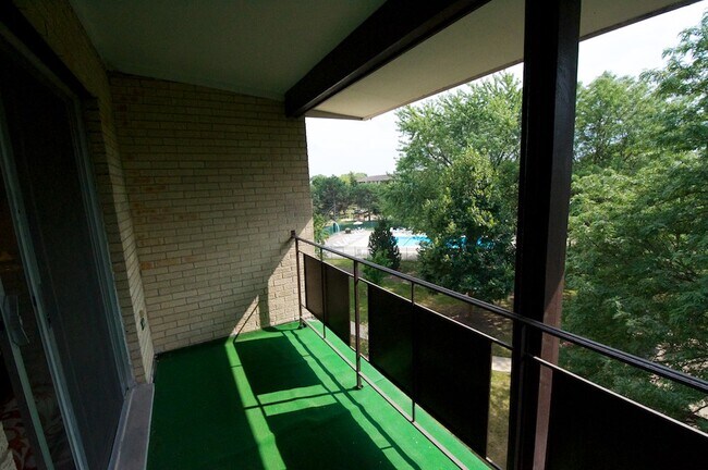 Balcón/Vista a la piscina - 640 Murray Ln