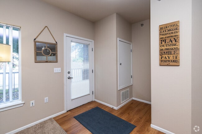2BR, 3BA - 1,515SF - Entry Foyer - Hearthstone Apartments and Townhomes