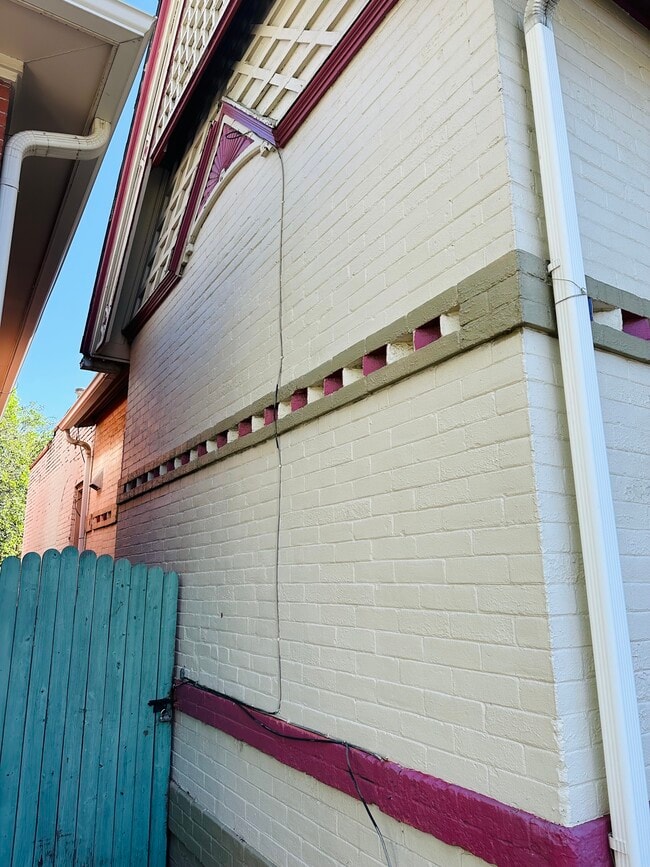 Building Photo - 917 E 20th Ave