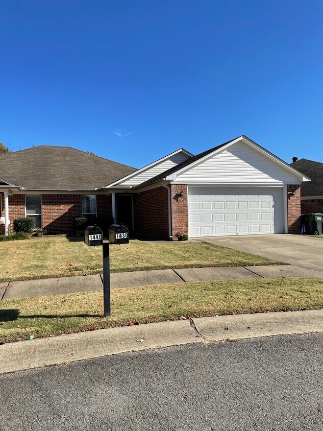 Primary Photo - 1440 W Plains Dr