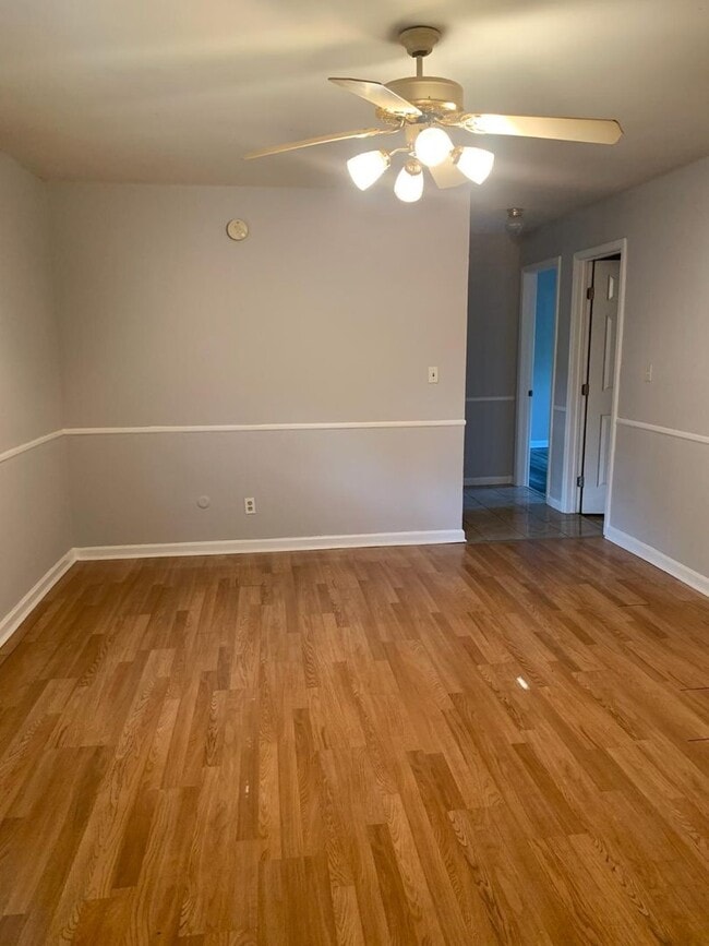 Foto del edificio - 1015A Rosser St Unit #1 - Move-In Ready 2-Bedroom Condo with Peaceful Garden Views