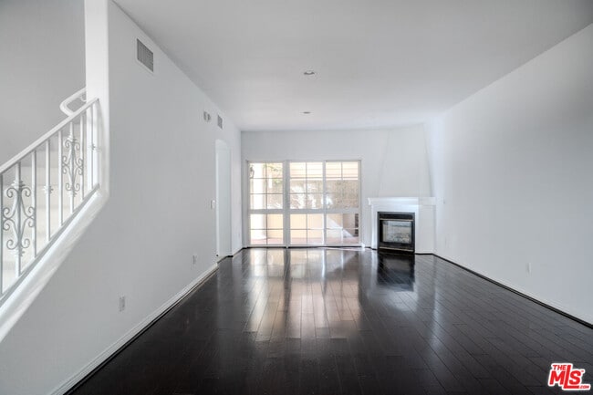 Building Photo - 851 N San Vicente Blvd