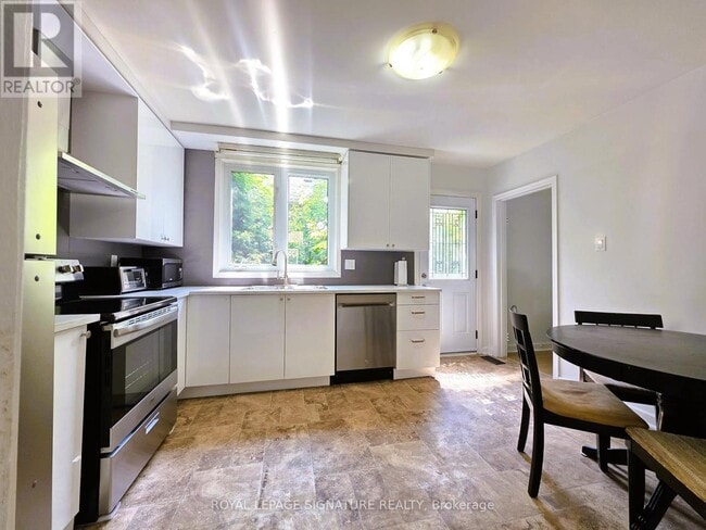 Photo du bâtiment - 12 Lacewood Crescent