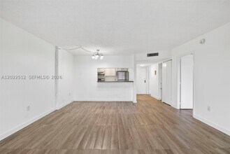 Building Photo - 4174 Inverrary Dr
