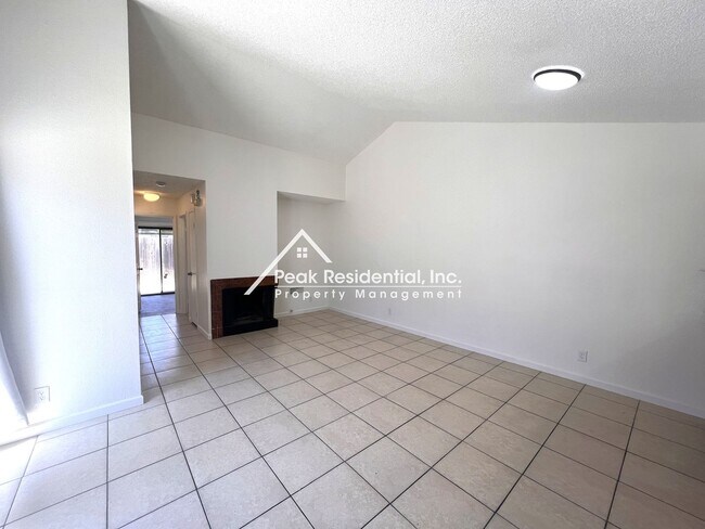 Foto del edificio - Spacious Updated 2bd/2ba Halfplex with 2 Car Garage