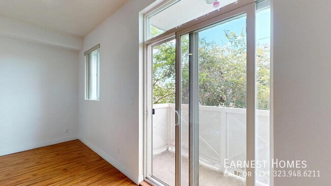 Photo - 11622 Oxnard St Townhome