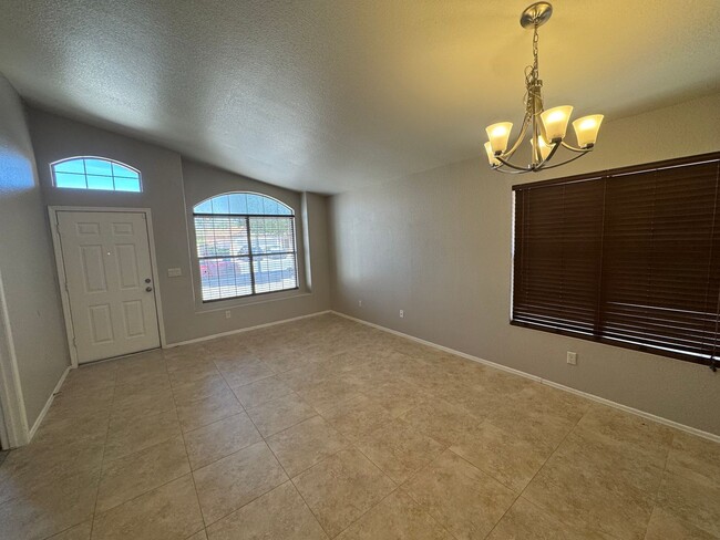 Foto del edificio - Beautiful & Cozy Chandler Home!