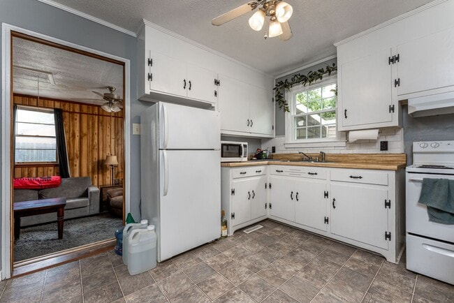Foto del edificio - AVAILABLE NOW at a Good Price. 3 Bed 1 Bath FOR LEASE in Columbia. $1200 Rent.