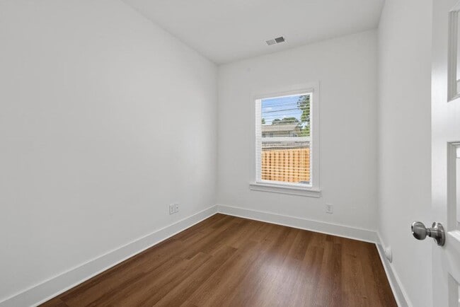Building Photo - Spacious home with separate office space!