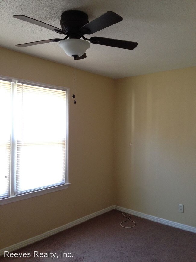 Building Photo - 3 br, 1 bath House - 9 Elm Street