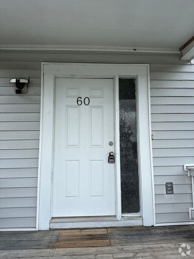 Building Photo - 912 Pineland Ave