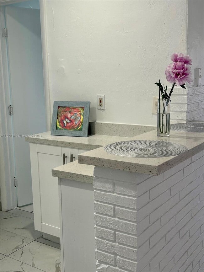 Building Photo - 3 bedroom in Hollywood FL 33020