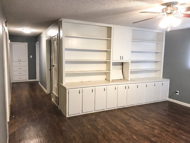 Building Photo - Updated Home Block away from LCU