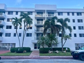 Building Photo - 1665 Bay Rd