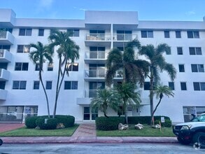Building Photo - 1665 Bay Rd