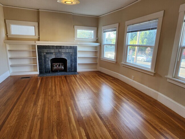 Building Photo - 41st St-343