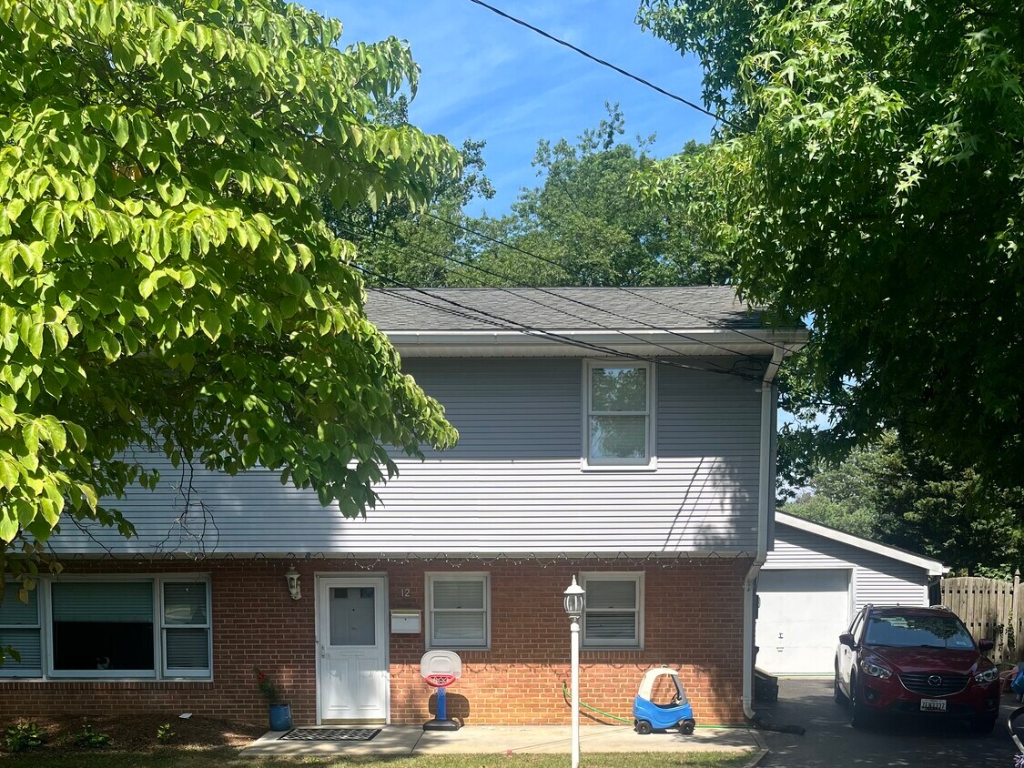 Primary Photo - 12 Fisk Cir