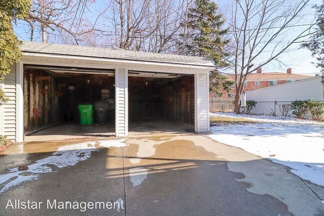 Building Photo - 3 br, 1 bath House - 671 Babbit Rd Up
