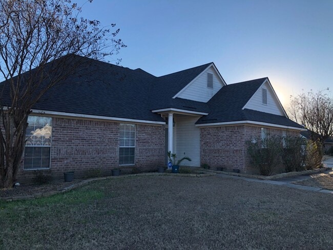 Building Photo - 6000 Zachary Cir