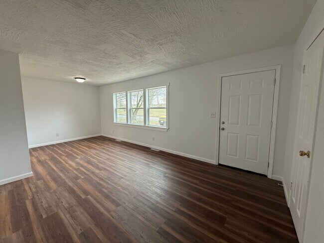 Foto del edificio - 4 Bedroom 2 Bathroom House Available NOW!