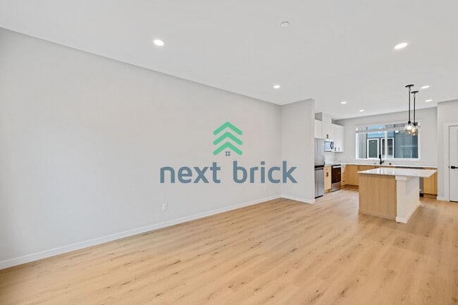 Building Photo - 3 BED & 2.5 BATH TOWNHOUSE FOR RENT