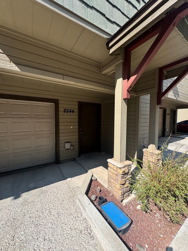 Building Photo - Spacious 4-Bedroom Townhouse in Prime Flag...