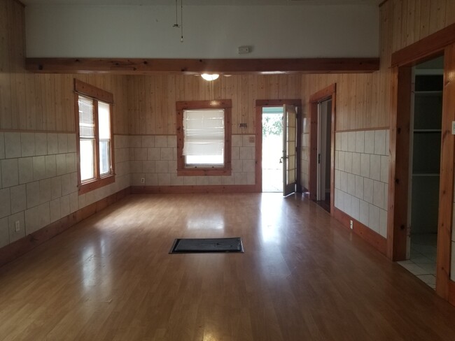 Building Photo - 1018 E 19th Ave