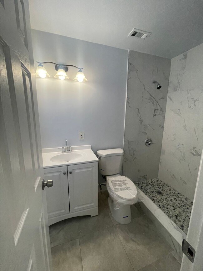 Building Photo - 780 NE 46th Ct